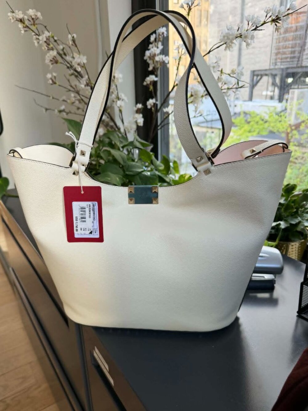 VALENTINO GARAVANI Valentino Rockstud large Leather Tote In Ivory